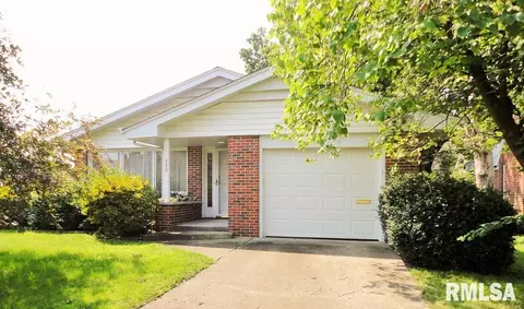 500 W Poplar St, Taylorville, IL 62568