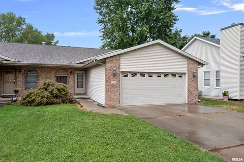 615 Oakbrook Ave, Chatham, IL 62629