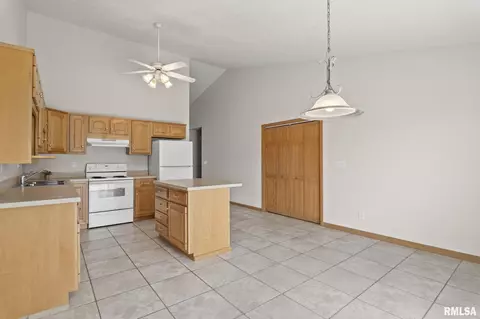 Kitchen - 3904 Lear Dr, Springfield, IL 62711 photo 3 of 4