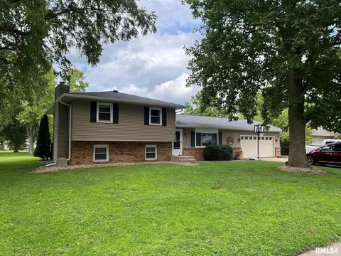 808 Flaggland Dr, Sherman, IL 62684