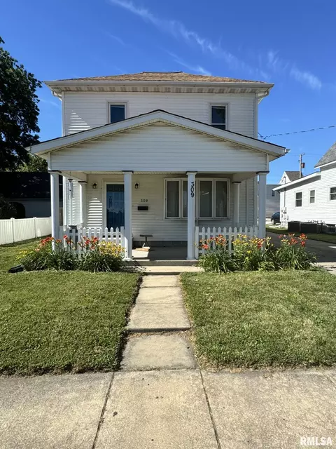 309 W Vine St, Taylorville, IL 62568