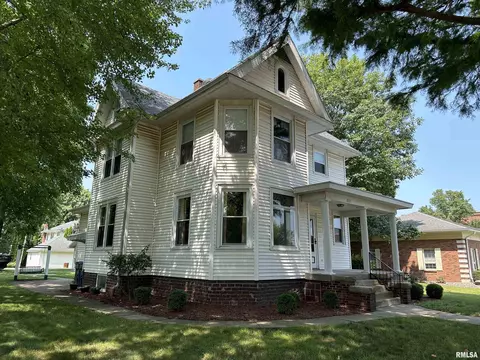 212 S Broadway St, Stronghurst, IL 61480