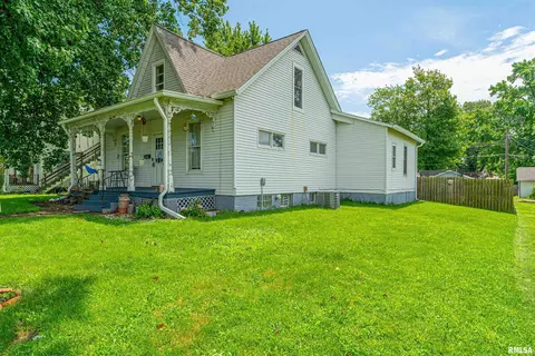 321 7th St, Lincoln, IL 62656