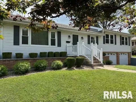 4 Sunset Dr, Jacksonville, IL 62650