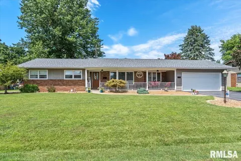 9 Glenwood Ln, Chatham, IL 62629