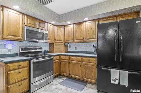 Kitchen - 7000 Gardenview, Springfield, IL 62712 photo 4 of 4