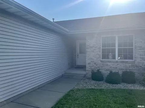 704 Heathrow Ln, Rochester, IL 62563