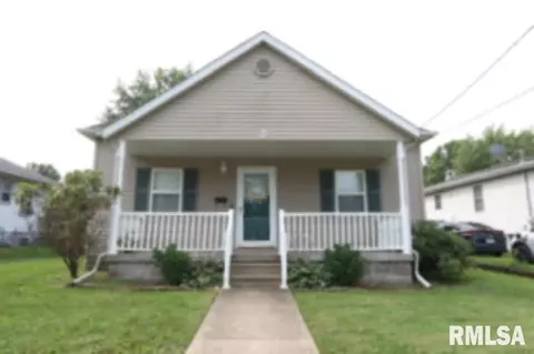 916 Elm St, Taylorville, IL 62568