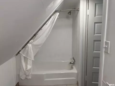 Bath - 1749 N Milton Ave, Grandview, IL 62702 photo 3 of 5