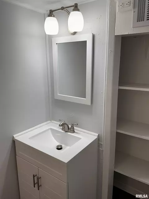 Bath - 1749 N Milton Ave, Grandview, IL 62702 photo 5 of 5