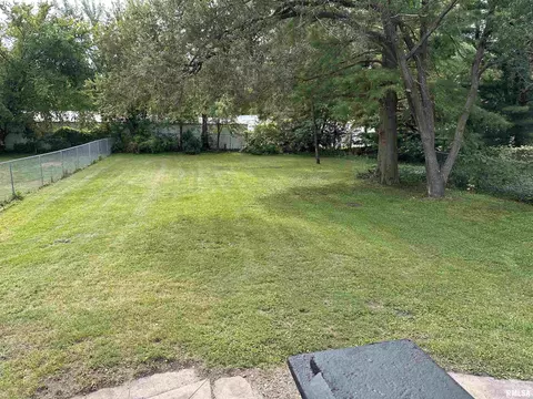 Exterior - 1749 N Milton Ave, Grandview, IL 62702 photo 3 of 6