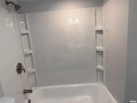 Bath - 1749 N Milton Ave, Grandview, IL 62702 photo 4 of 5