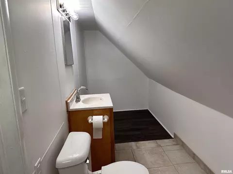Bath - 1749 N Milton Ave, Grandview, IL 62702 photo 2 of 5