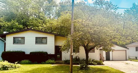 204 S 9th St, Riverton, IL 62561