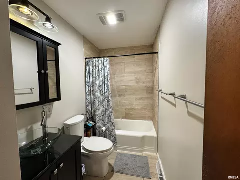 Bath - 1813 Grant St, Springfield, IL 62703 photo 2 of 3