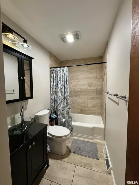 Bath - 1813 Grant St, Springfield, IL 62703 photo 1 of 3