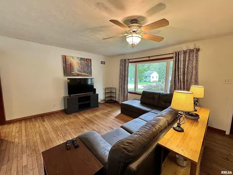Living - 1813 Grant St, Springfield, IL 62703 photo 1 of 2