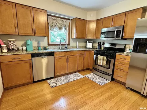 Kitchen - 1813 Grant St, Springfield, IL 62703 photo 2 of 3