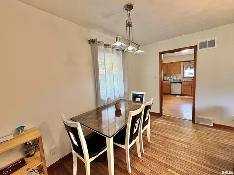 Dining - 1813 Grant St, Springfield, IL 62703 photo 1 of 2