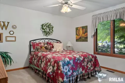 Bedroom - 799 Shoshoni Dr, Springfield, IL 62711 photo 4 of 5
