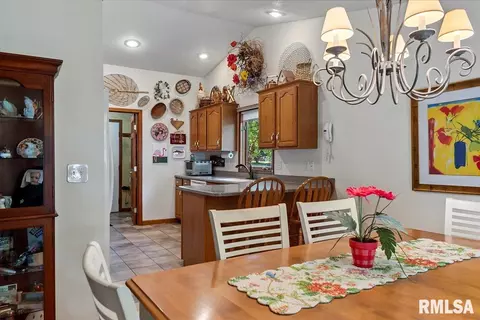 Dining - 799 Shoshoni Dr, Springfield, IL 62711 photo 2 of 2