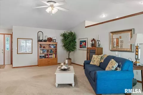 Living - 799 Shoshoni Dr, Springfield, IL 62711 photo 3 of 3