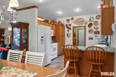 Kitchen - 799 Shoshoni Dr, Springfield, IL 62711 photo 1 of 3