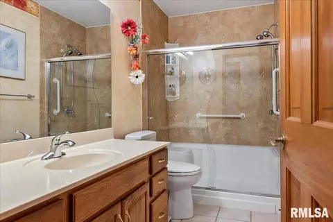 Bath - 799 Shoshoni Dr, Springfield, IL 62711 photo 2 of 2