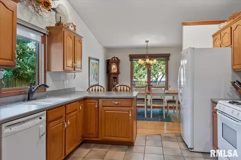 Kitchen - 799 Shoshoni Dr, Springfield, IL 62711 photo 3 of 3