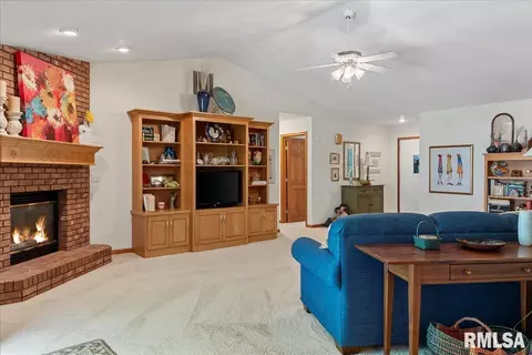 Living - 799 Shoshoni Dr, Springfield, IL 62711 photo 2 of 3