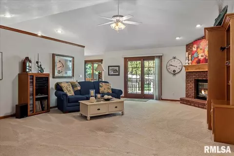 Living - 799 Shoshoni Dr, Springfield, IL 62711 photo 1 of 3
