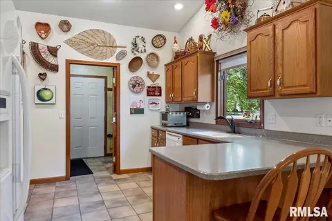 Kitchen - 799 Shoshoni Dr, Springfield, IL 62711 photo 2 of 3