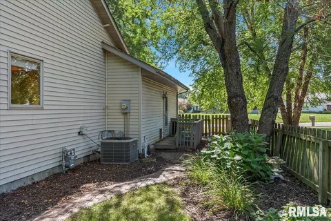 Exterior - 799 Shoshoni Dr, Springfield, IL 62711 photo 3 of 9