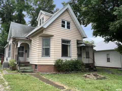 218 E Park St, Taylorville, IL 62568