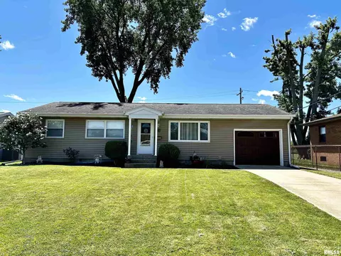 215 Mayfair Dr, Lincoln, IL 62656