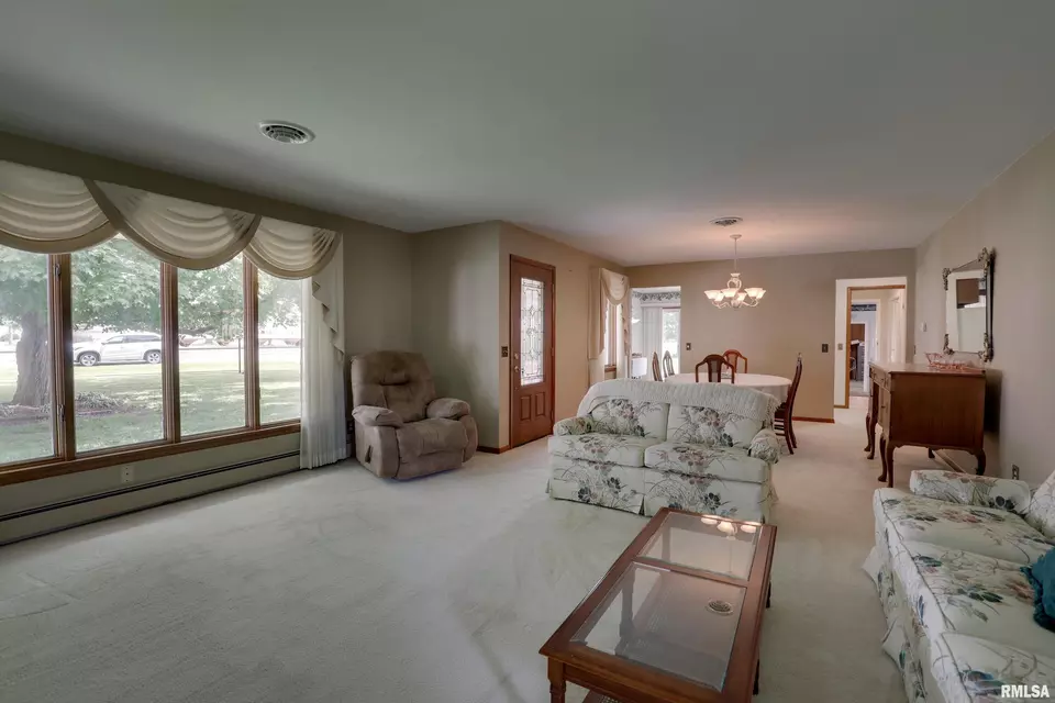  203 Quincy St, Golden, IL 62339 photo 2