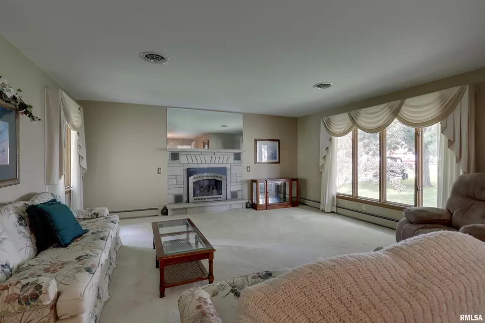  203 Quincy St, Golden, IL 62339 photo 5
