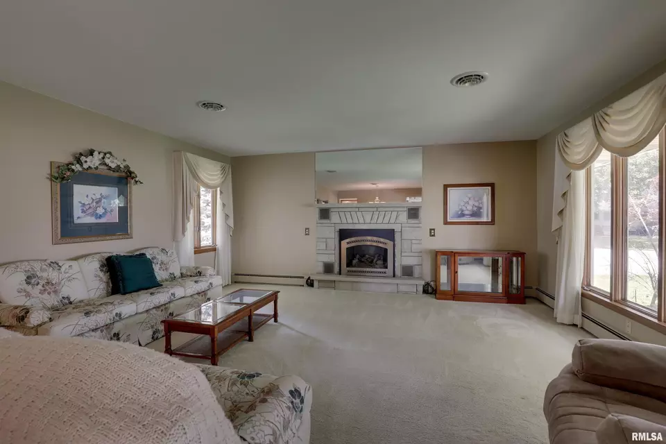  203 Quincy St, Golden, IL 62339 photo 4