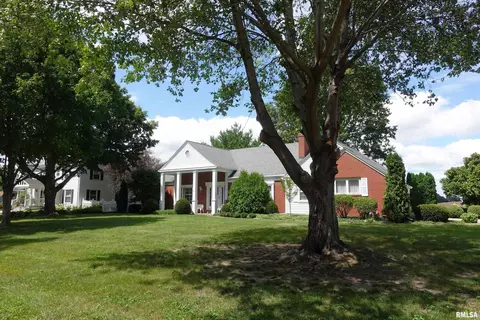 211 Circle Dr, Galesburg, IL 61401