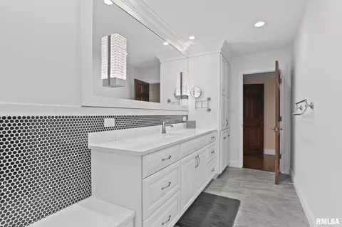 Bath - 1908 Oak Creek Rd, Springfield, IL 62704 photo 1 of 8