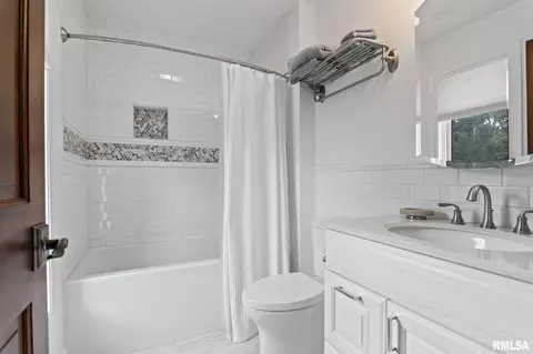 Bath - 1908 Oak Creek Rd, Springfield, IL 62704 photo 5 of 8