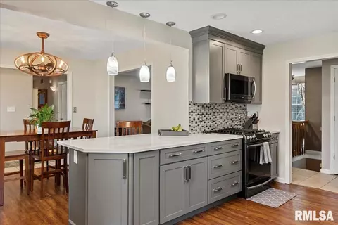 Kitchen - 25 Rolling Meadows Ln, Springfield, IL 62711 photo 3 of 5