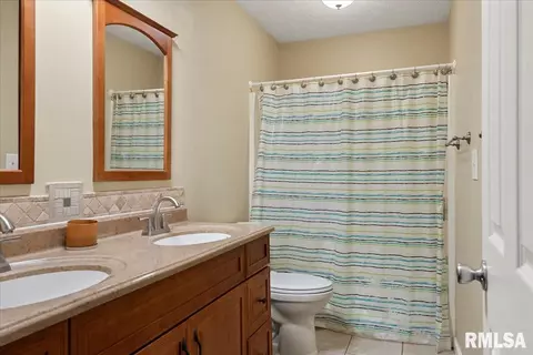 Bath - 25 Rolling Meadows Ln, Springfield, IL 62711 photo 3 of 4