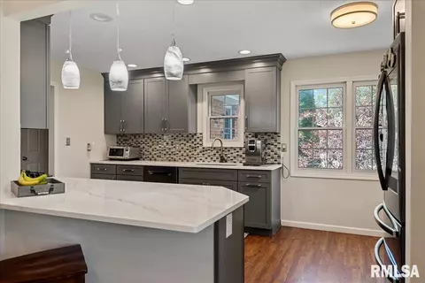 Kitchen - 25 Rolling Meadows Ln, Springfield, IL 62711 photo 1 of 5
