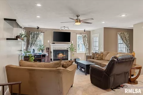 Living - 25 Rolling Meadows Ln, Springfield, IL 62711 photo 1 of 2