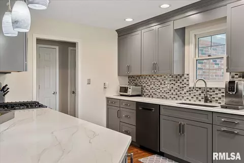 Kitchen - 25 Rolling Meadows Ln, Springfield, IL 62711 photo 2 of 5