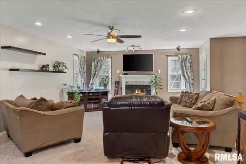 Living - 25 Rolling Meadows Ln, Springfield, IL 62711 photo 2 of 2