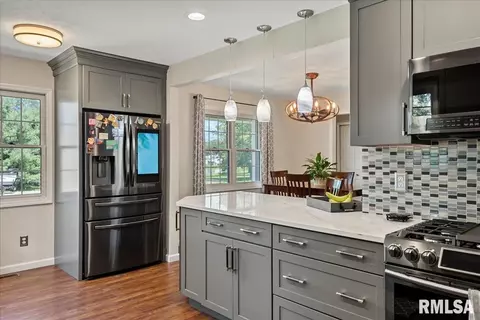 Kitchen - 25 Rolling Meadows Ln, Springfield, IL 62711 photo 4 of 5