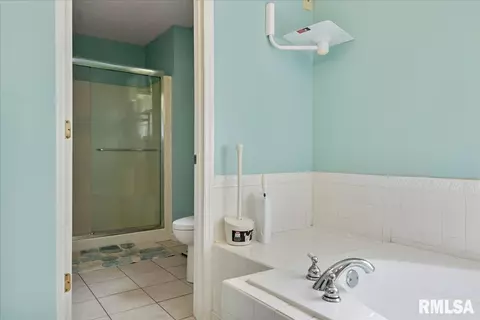 Bath - 25 Rolling Meadows Ln, Springfield, IL 62711 photo 2 of 4
