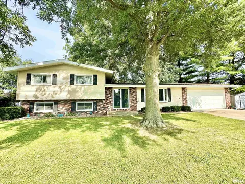 28 Briarwyck Dr, Jacksonville, IL 62650
